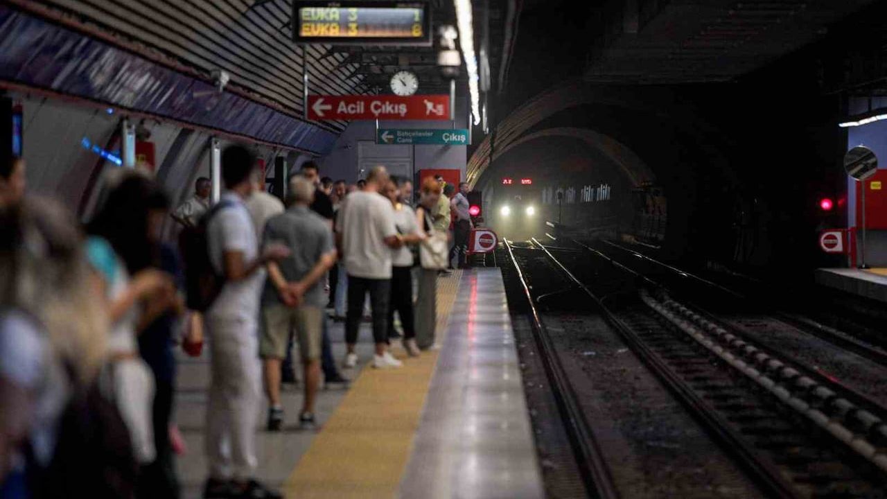 İzmir'de Yılbaşı Ulaşımı: Sefer Saatleri Uzatıldı