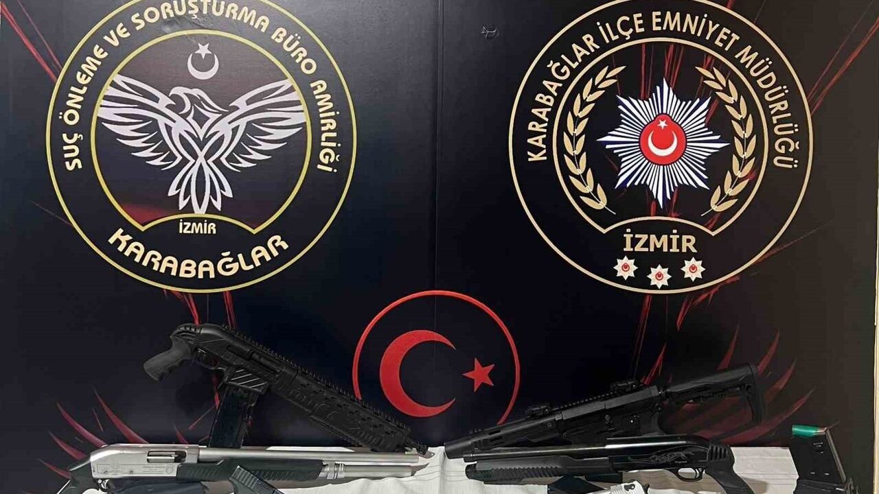 İzmir Karabağlar'da Cephanelik Operasyonu: Çok Sayıda Ruhsatsız Silah Ele Geçirildi