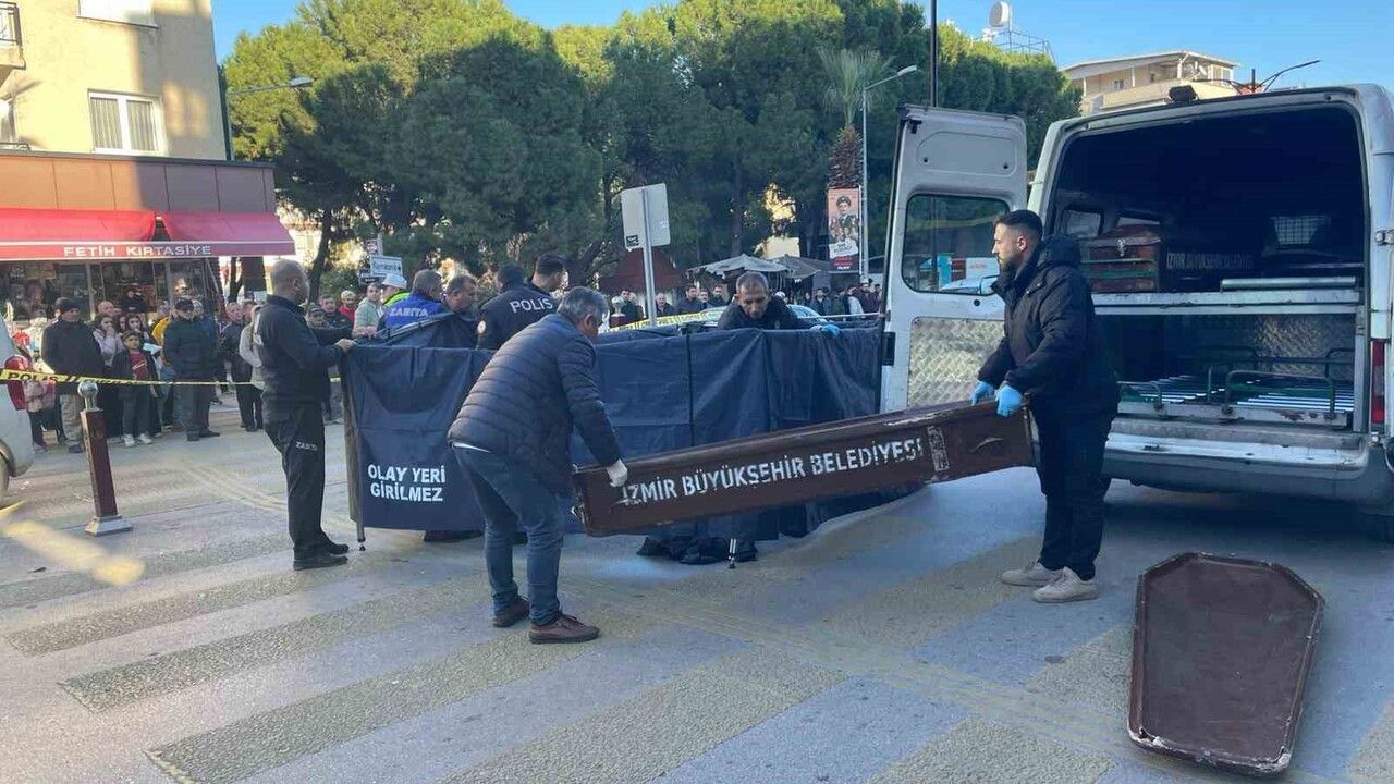 İzmir Kemalpaşa'da Belediye Çöp Kamyonu Yaya Geçidinde Kadını Ezdi