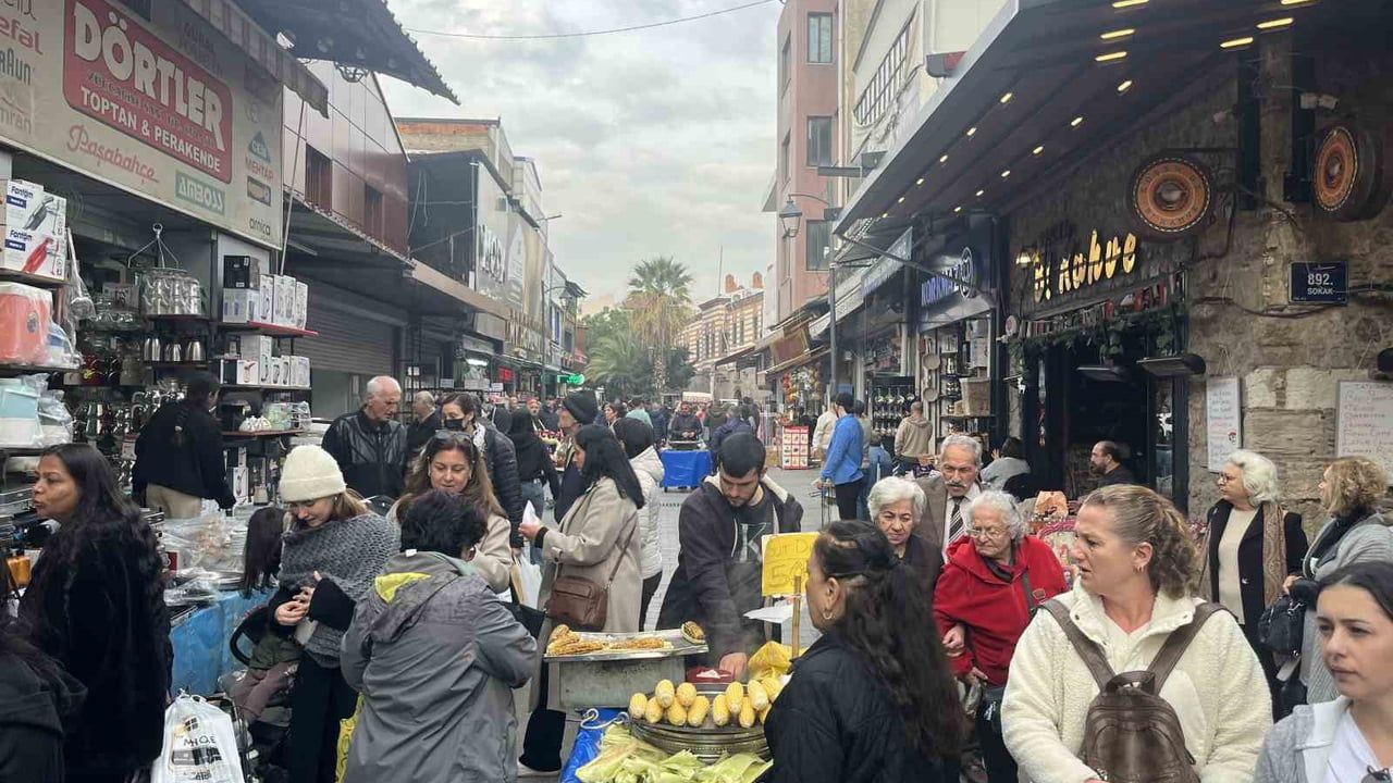 İzmir Kemeraltı'nda Yılbaşı Yoğunluğu: 2026 Hazırlıkları
