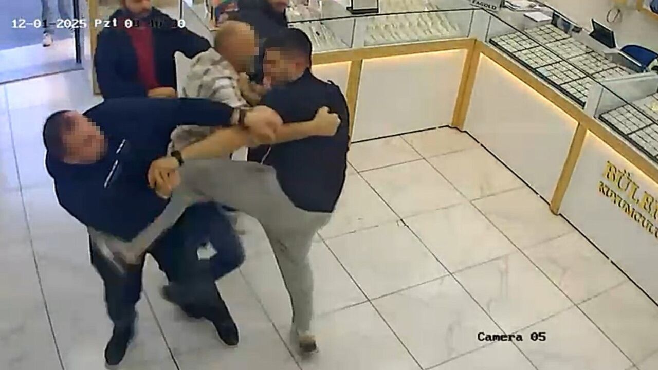İzmir Menderes'te Kuyumcuların 'Müşteri' Kavgası Kamerada