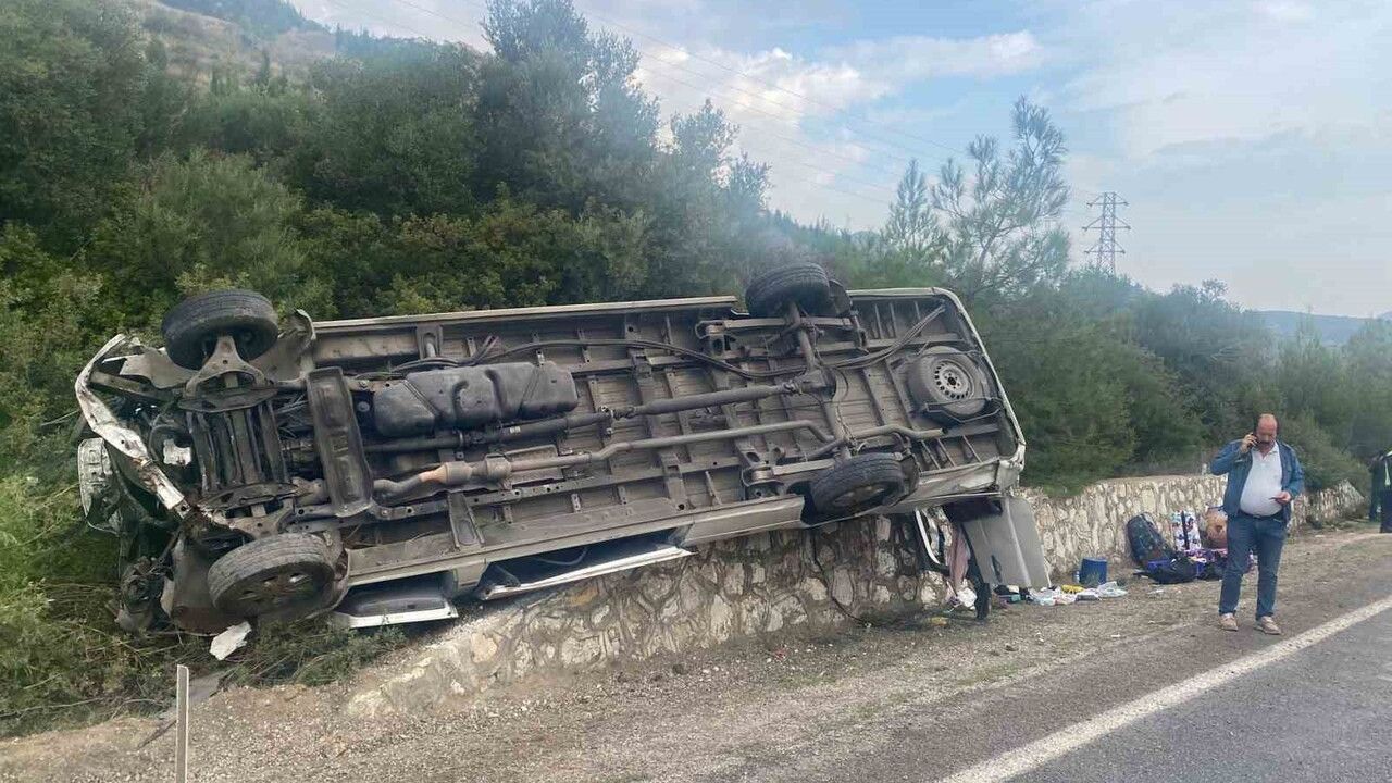 İzmir Menderes'te Trafik Kazası: 1 Ölü, 1 Yaralı