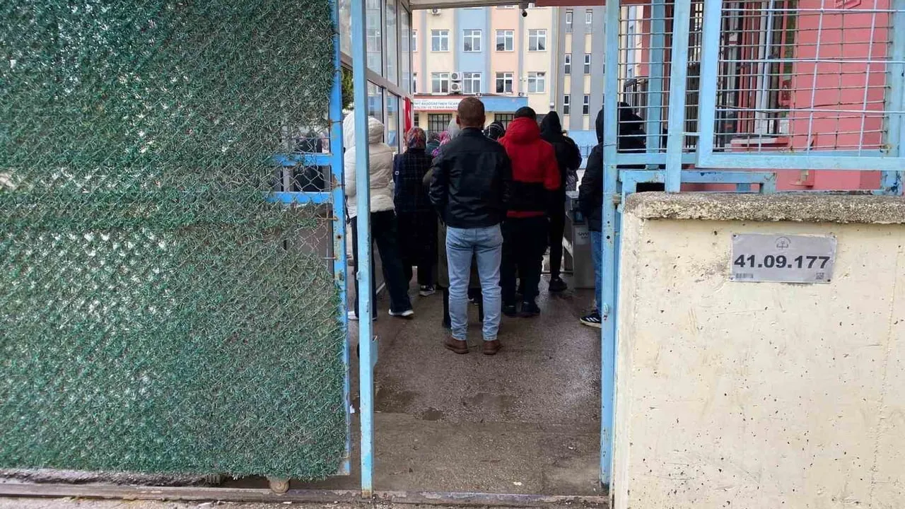 İzmit (Kocaeli) Okul Bahçesinde Silahlı Rehin Alma — Polis Gözaltı