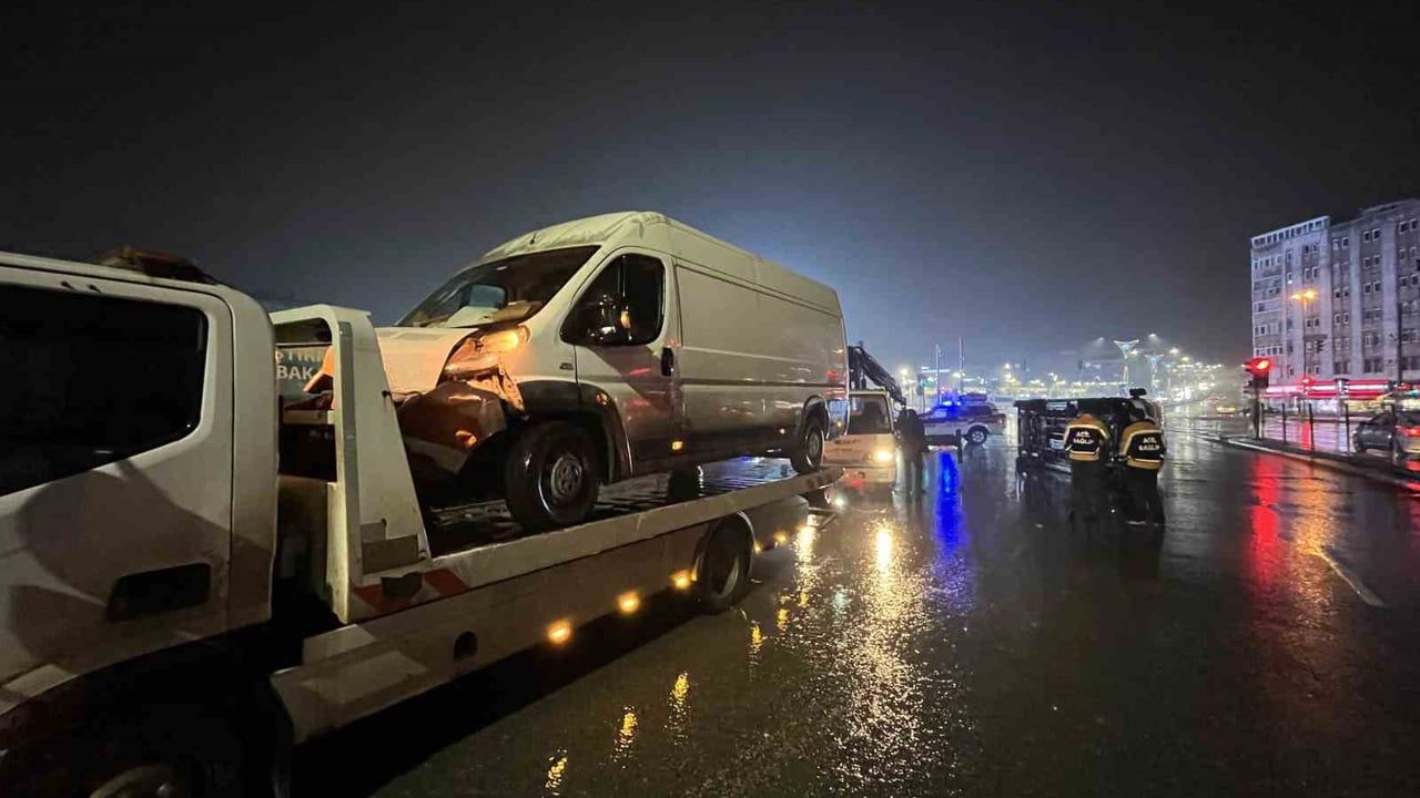 İzmit'te ambulans devrildi: Panelvanla çarpışmada 6 yaralı