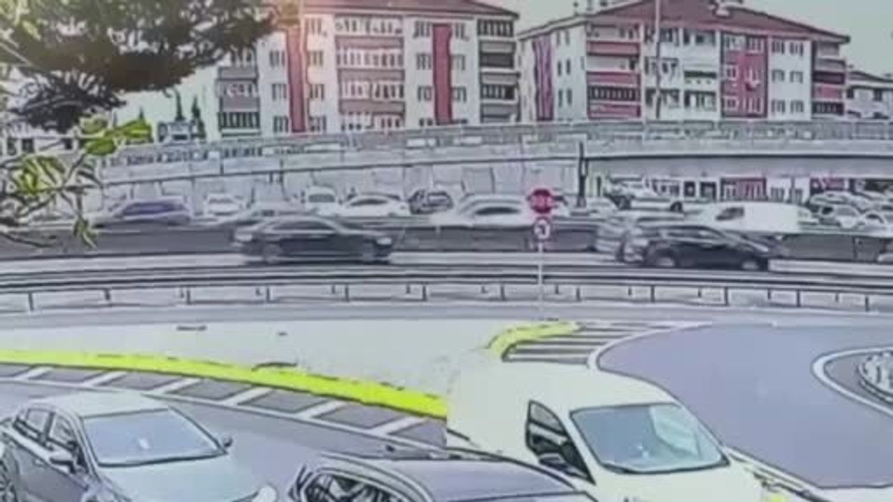 İzmit’te Beton Bariyere Çarpan Otomobil Devrilip Sürüklendi: Sürücü Ağır Yaralandı