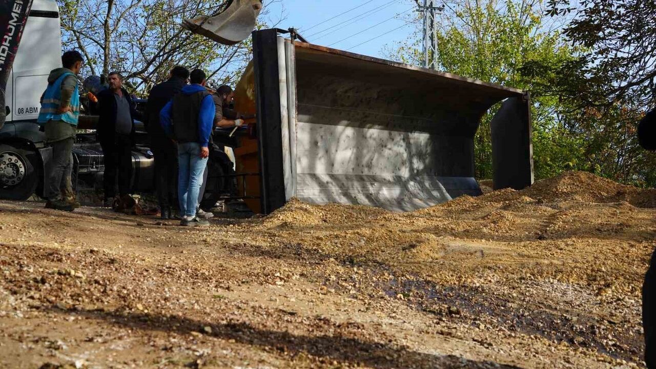 İzmit'te mıcır yüklü kamyonun damperi devrildi: Sürücü baygınlık geçirdi