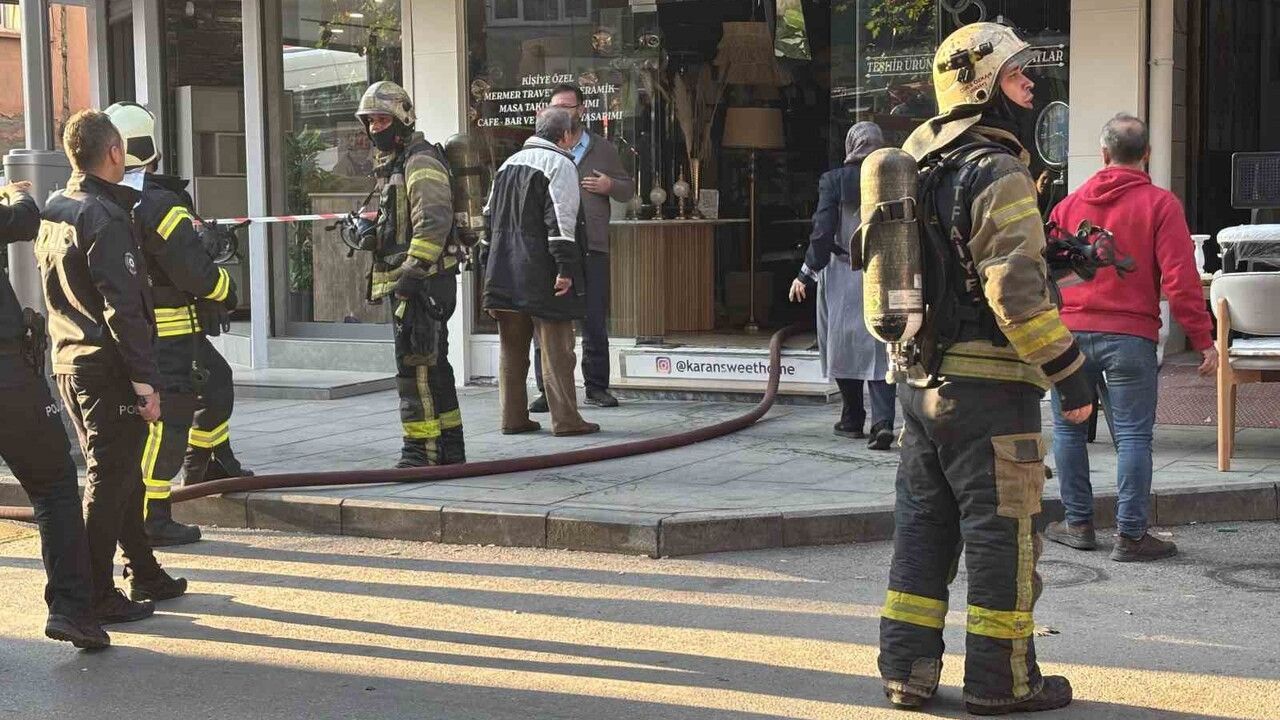 İzmit’te Spot Eşya Deposunda Yangın Mahallede Paniğe Yol Açtı