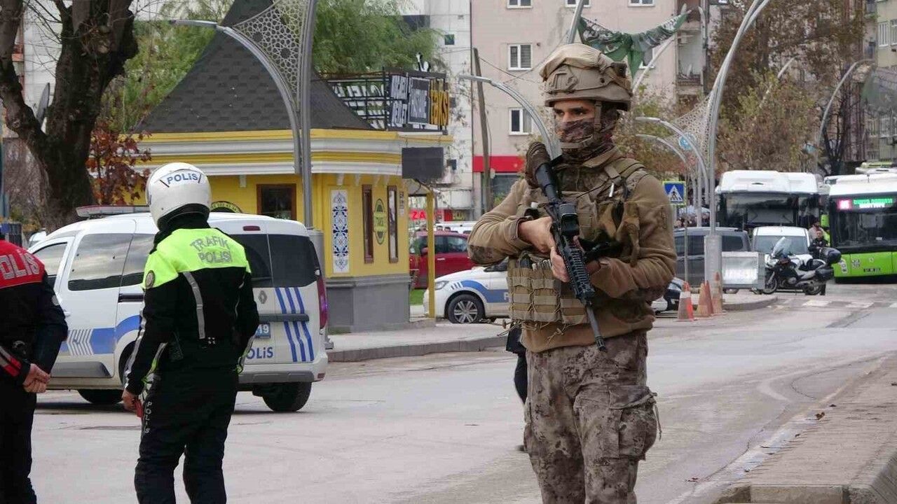 İzmit'te Taksi Durağındaki Silahlı Şüpheli Özel Harekatla Etkisiz Hale Getirildi