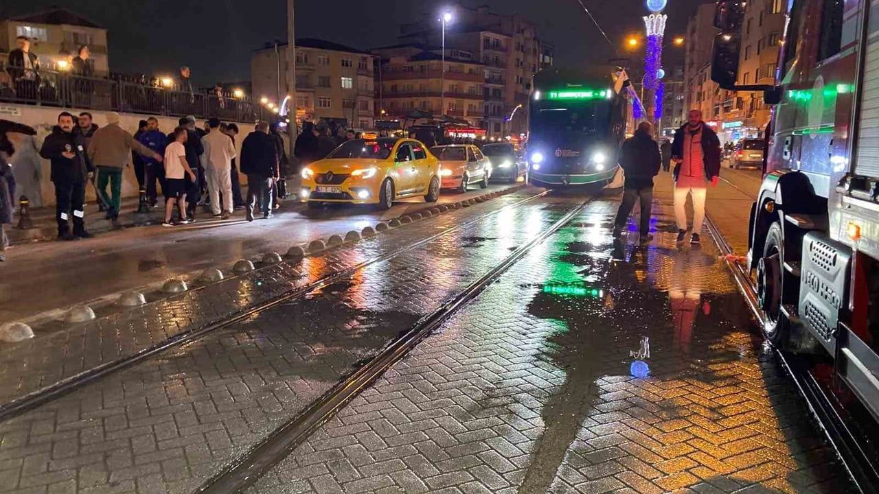 İzmit'te tramvayın altında kalan 71 yaşındaki kadın yaşamını yitirdi
