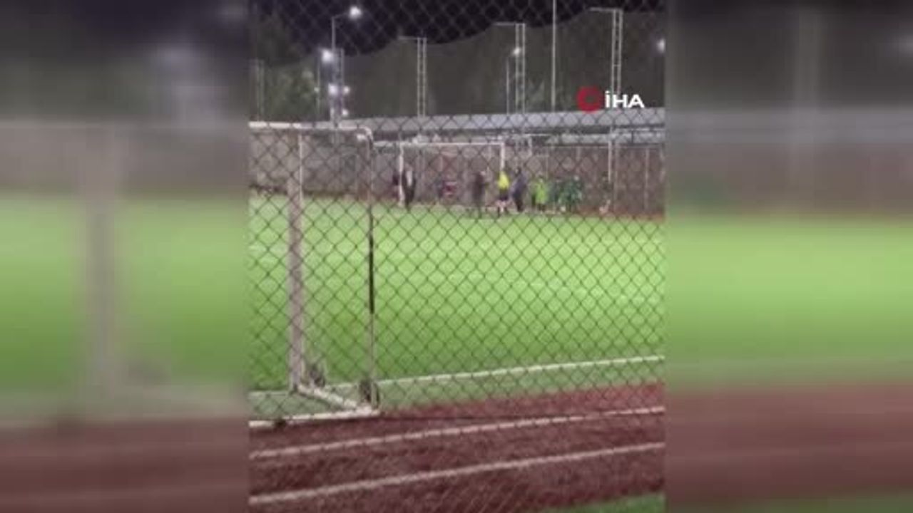 İzmit'te U12 Maçında Kadın Hakeme Fiziksel Şiddet