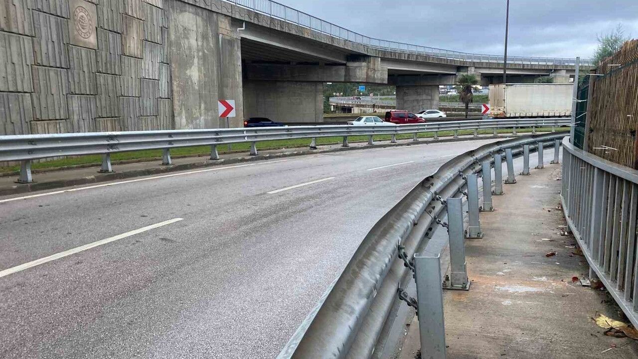 İzmit'te Yağışlı Yolda Bariyere Çarpan Motosiklet Sürücüsü Hayatını Kaybetti