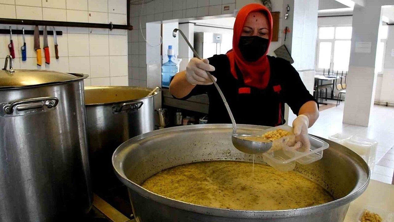 İznik Belediyesi'nden 365 Gün Sıcak Yemek Desteği