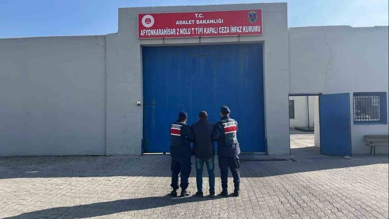 Jandarma, Afyonkarahisar'da 16 Yıla Yakın Hapisle Aranan Ç.D.'yi Şuhut'ta Yakaladı