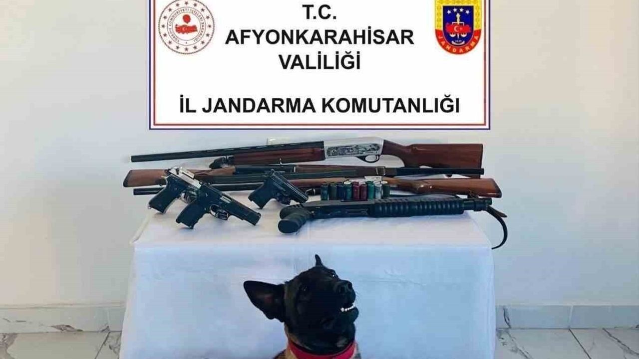 Jandarma Afyonkarahisar'da 7 Ruhsatsız Silah Ele Geçirdi