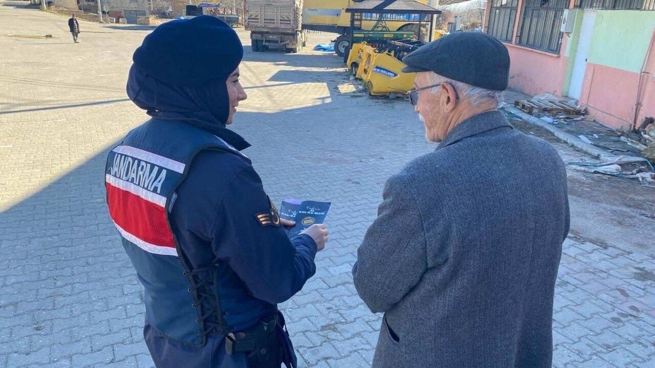 Jandarma Hocalar'da Kadına Şiddetle Mücadele ve KADES Bilgilendirmesi Yaptı