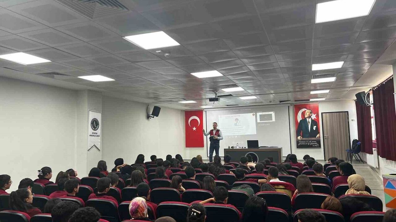 Jandarmadan 210 Öğrenciye Siber Güvenlik Eğitimi — Gaziantep