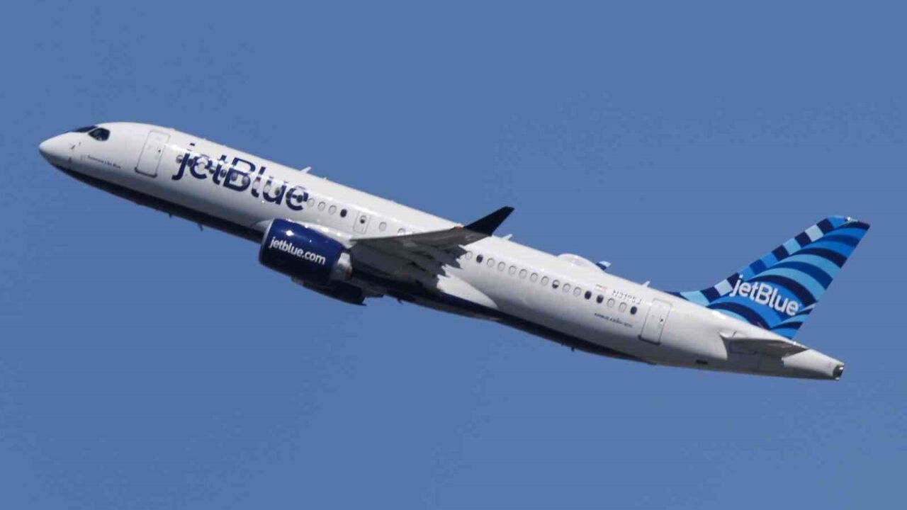 JetBlue uçağı ABD savaş uçağıyla havada çarpışmaktan kıl payı kurtuldu