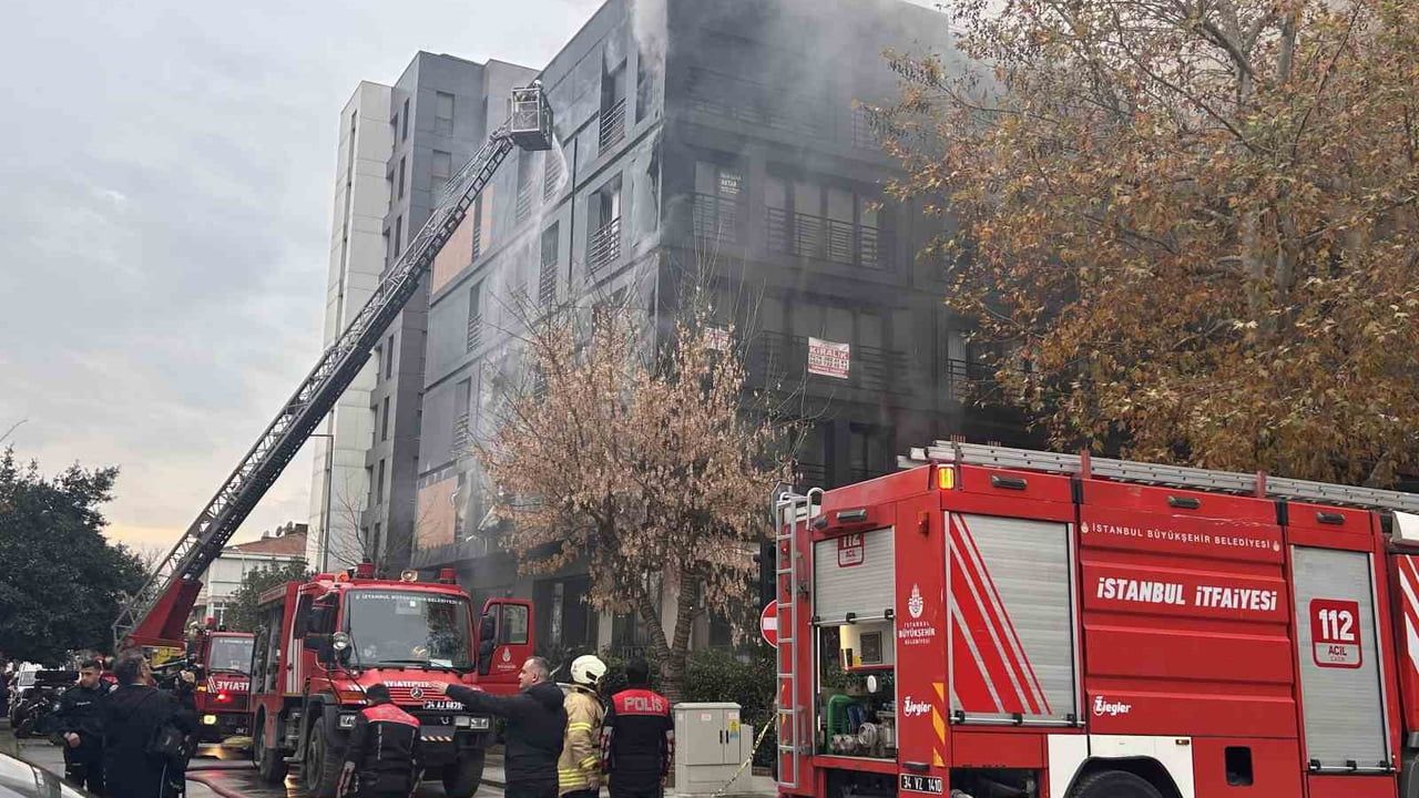 Kadıköy Bağdat Caddesi'nde 5 Katlı Binada Yangın — İtfaiye Sevk Edildi