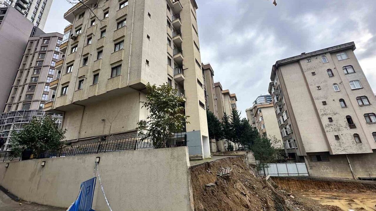 Kadıköy’de 5 Katlı Binanın İstinat Duvarı Yağışta Çöktü