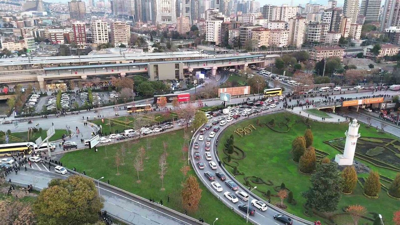 Kadıköy'de Derbi Trafiği Kilitlendi