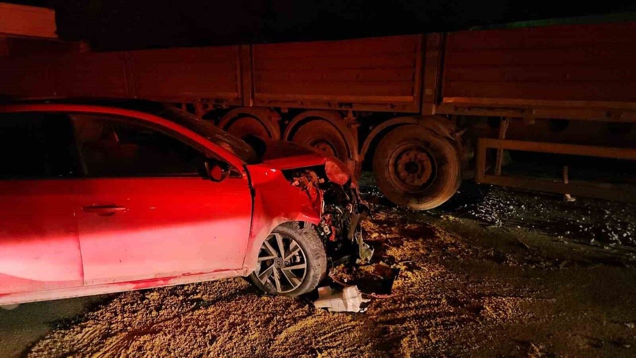 Kağıthane’de Makas Atan Sürücü Park Halindeki Tıra Çarptı — 2 Yaralı
