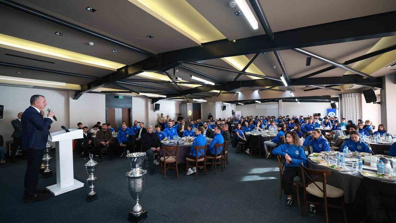 Kağıtspor 2025'te 317 Madalya ile Gururlandırdı — Tahir Büyükakın Kutladı