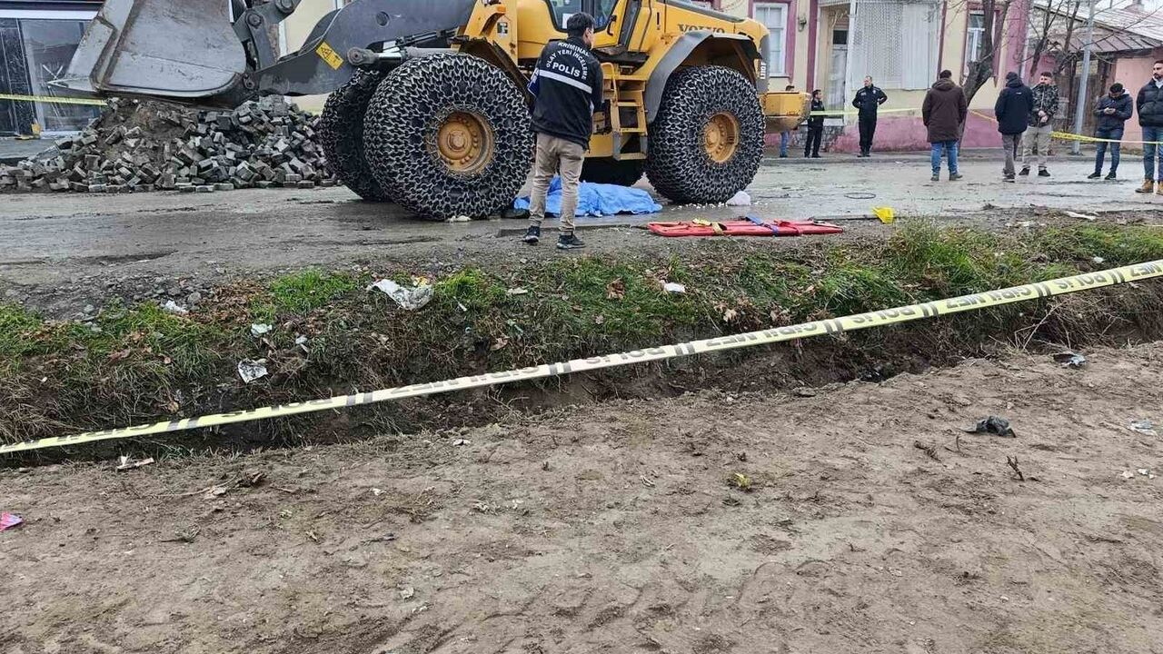 Kağızman'da Emekli İmam Kepçe Altında Hayatını Kaybetti