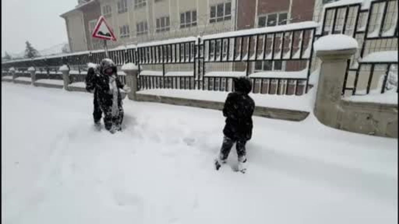 Kahramanmaraş Beyaza Büründü: Çocuklar Karın Keyfini Çıkardı