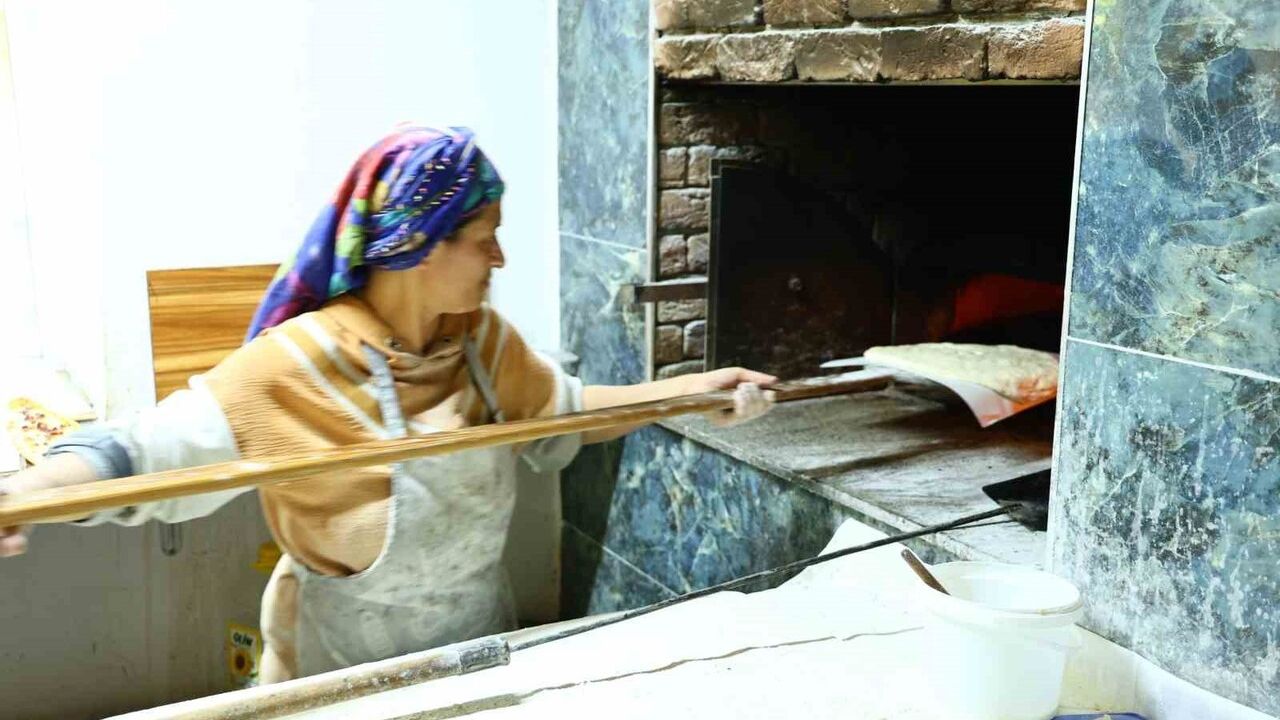 Kahramanmaraş Çardak'ta 170 Yıllık Çeçen Ekmek Geleneği Sürüyor