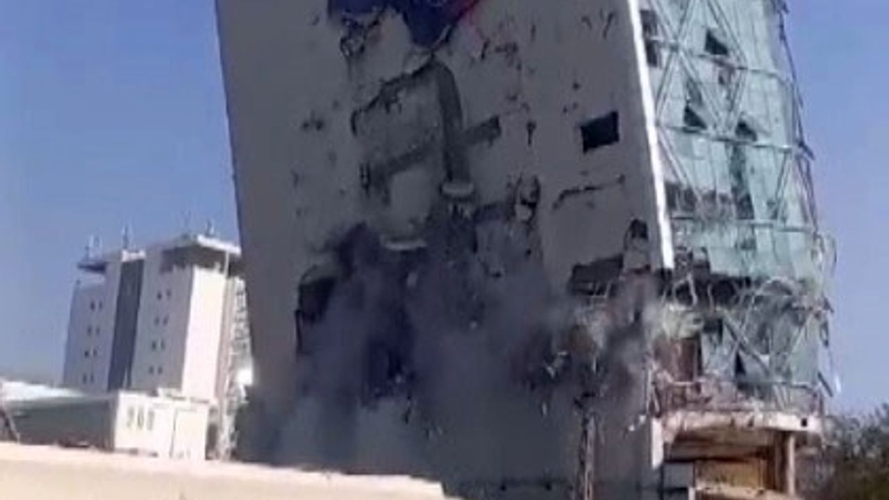 Kahramanmaraş'ta 10 Katlı İş Merkezi Kontrollü Şekilde Yıkıldı