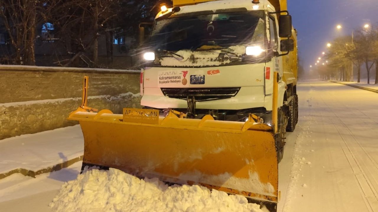 Kahramanmaraş’ta Büyükşehir Belediyesi Karla Mücadeleyi 7/24 Sürdürüyor