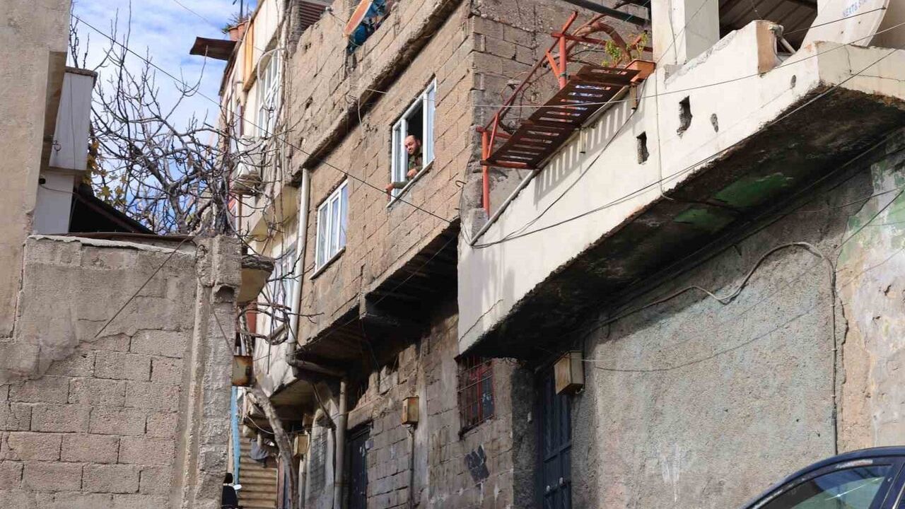 Kahramanmaraş’ta Engelli Çiftin Çatısı Akan Evde Hayat Mücadelesi