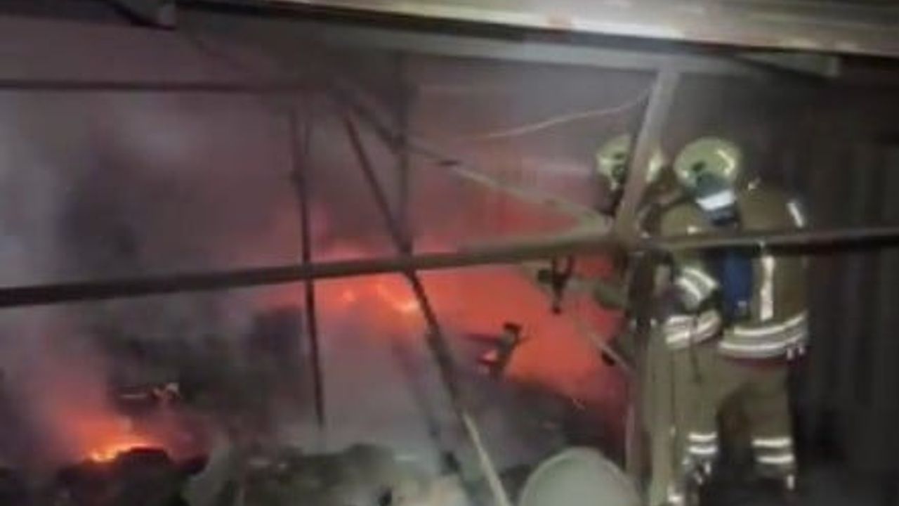 Kahramanmaraş'ta İş Yeri Yangını Küçük Sanayi Sitesi'nde Söndürüldü