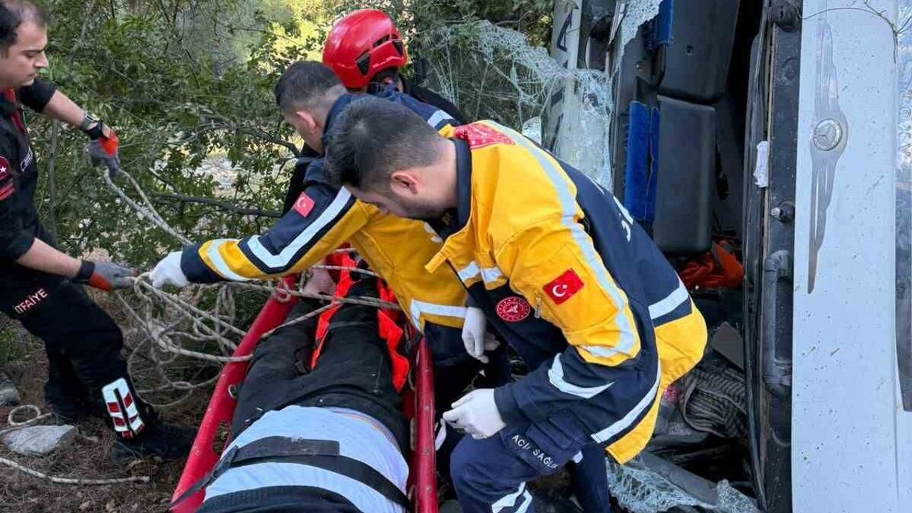 Kahramanmaraş'ta kamyon uçuruma yuvarlandı, sürücü kurtarıldı