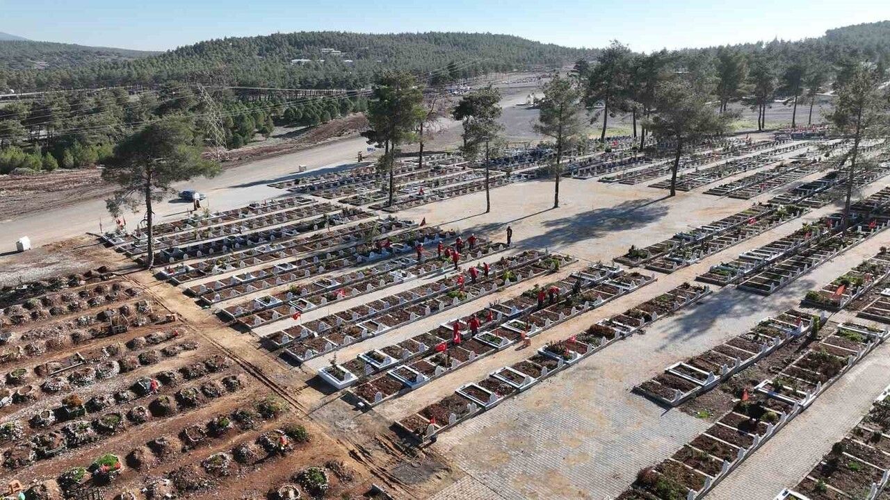 Kahramanmaraş'ta Kapıçam Şehir Mezarlığı'na bin 500 adet çam fidanı