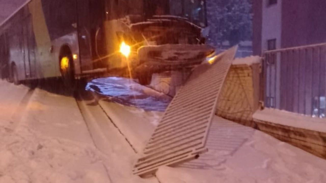 Kahramanmaraş'ta Kar Kazası: Belediye Otobüsü Çocuk Hastanesi Duvarına Çıktı