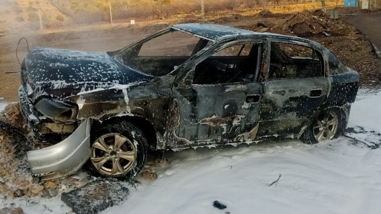 Kahramanmaraş'ta Seyir Halindeki Otomobil Alev Alev Yanıp Hurdaya Döndü