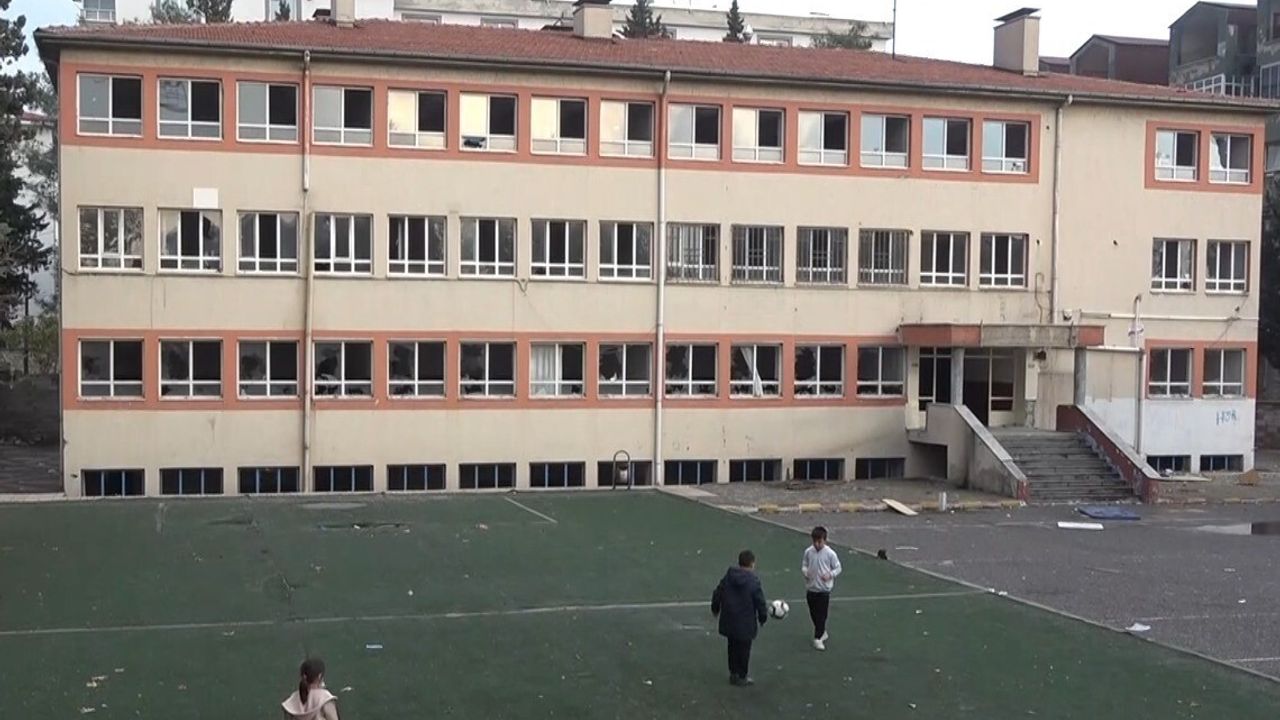 Kahramanmaraş’ta Yarım Asırlık Akçakoyunlu İlkokulu Yıkılmayı Bekliyor