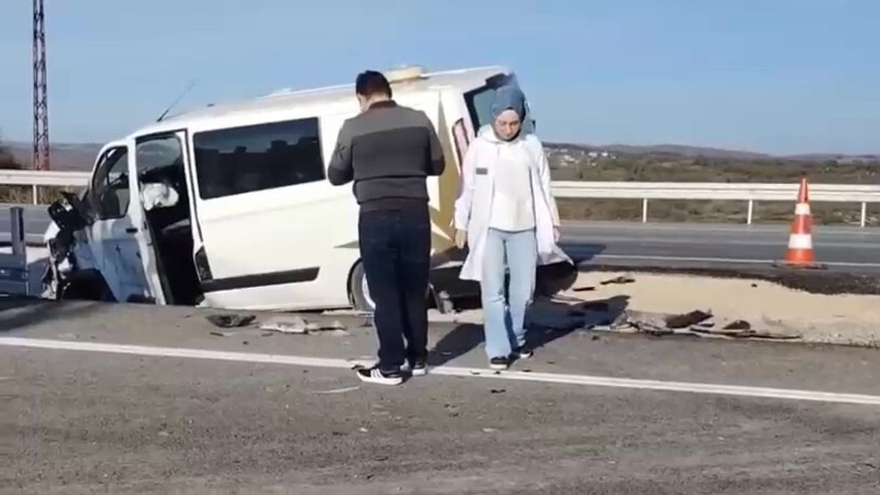 Kandıra'da Trafik Kazası: 2 Araç Çarpıştı, 2 Sürücü Yaralandı