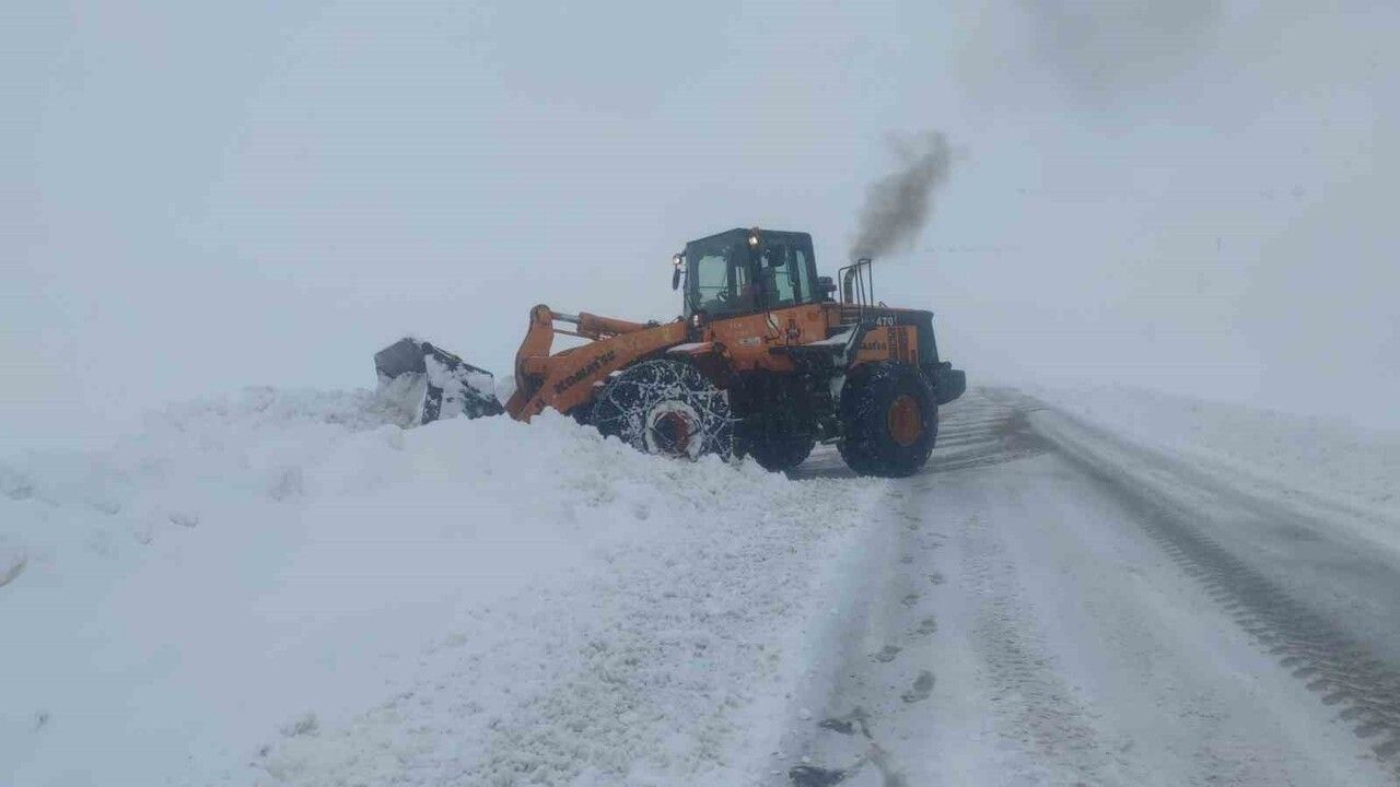 Karabet Geçidi'nde Kar Temizleme Çalışmaları Aralıksız Sürüyor