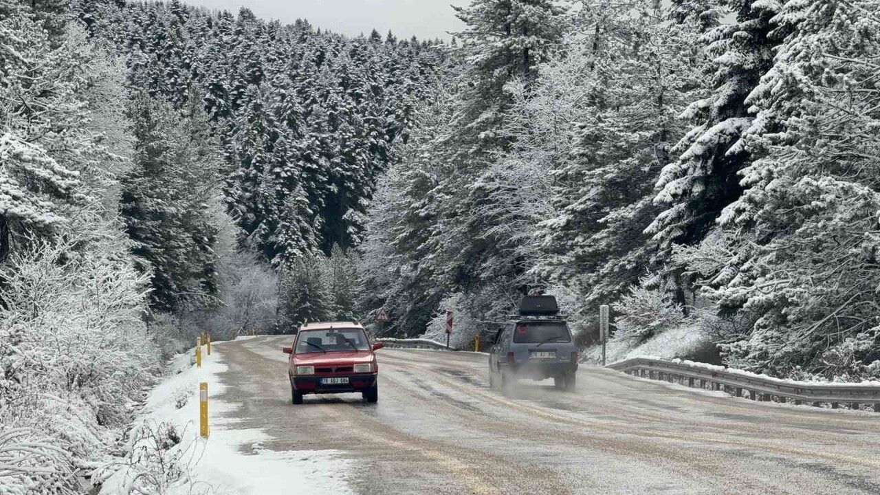 Karabük-Bartın Karayolu Beyaza Büründü: Ahmetusta Geçidi'nde Kar