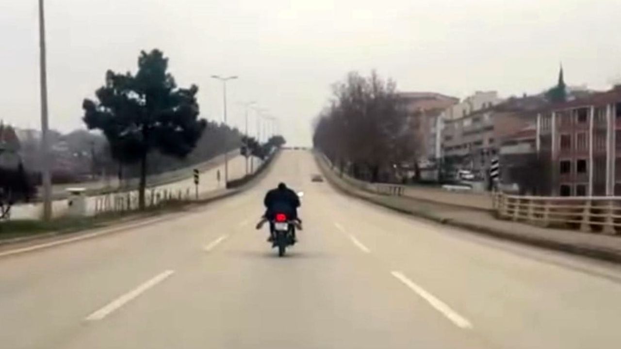Karabük’te Çarpışma ve Tehlikeli Motosiklet Yolculuğu Kamerada