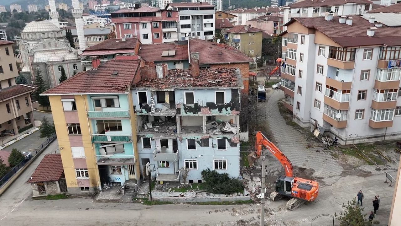 Karabük'te Doğal Gaz Patlaması Sonrası Hasarlı Bina 3 Yıl Sonra Yıkılıyor