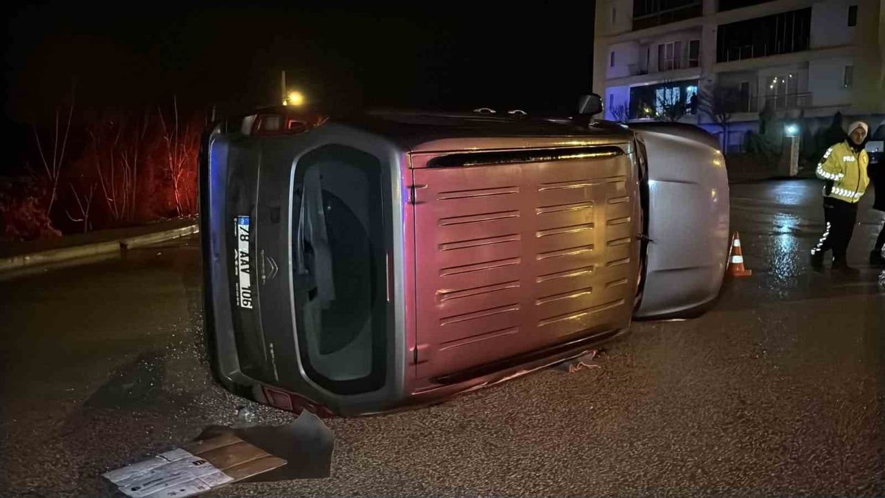 Karabük'te hafif ticari araç kaldırıma çarpıp devrildi: 1 yaralı