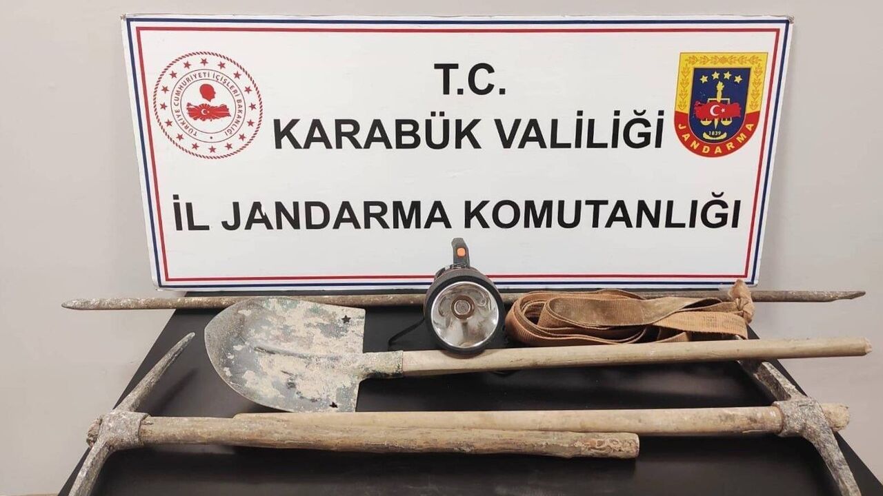 Karabük'te Kaçak Kazı Operasyonu: 5 Kişi Jandarmaya Yakalandı