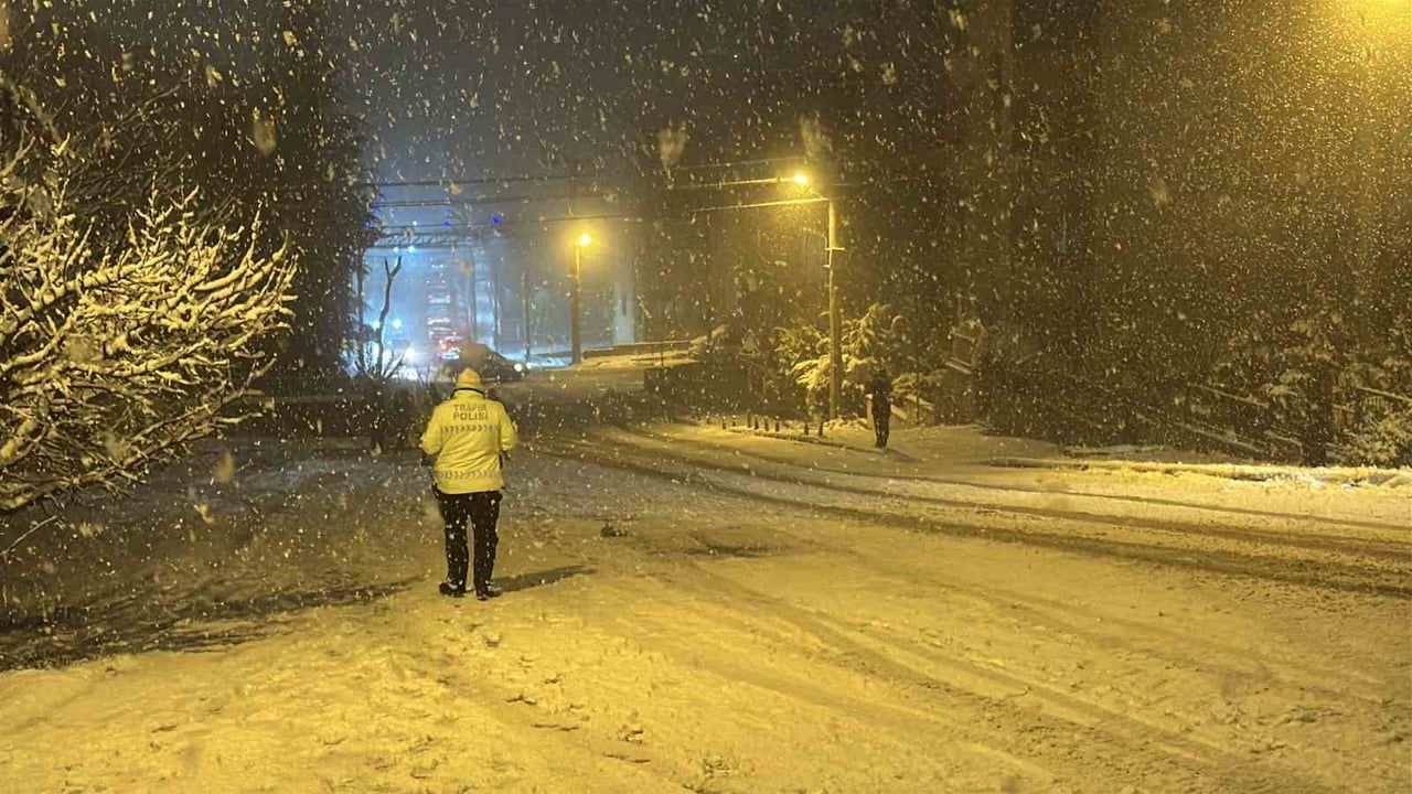 Karabük'te Kar Yağışı: Sürücülere Zor Anlar, Çocuklara Eğlence