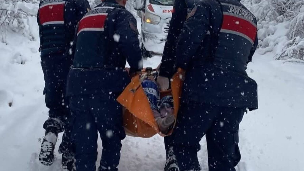 Karabük'te Kar Yağışında Jandarma, KOAH Hastasına Ulaştı