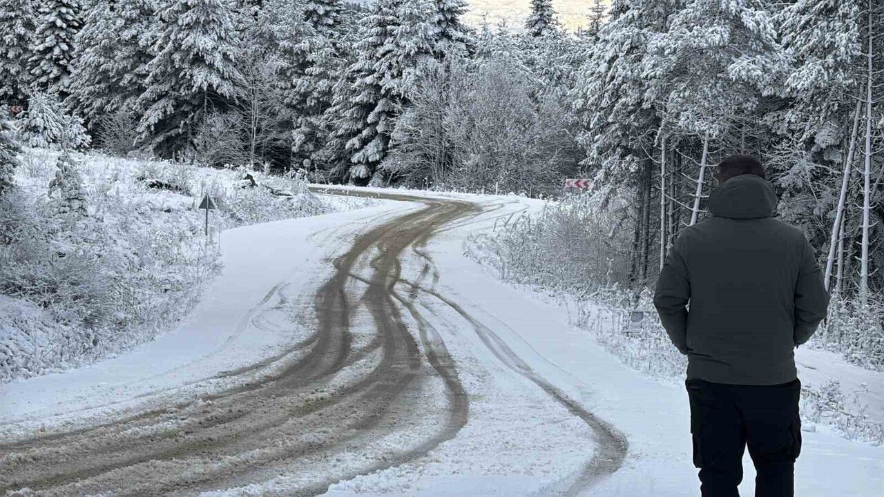 Karabük’te Keltepe Beyaza Büründü: Sürücüler Driftle Eğlendi