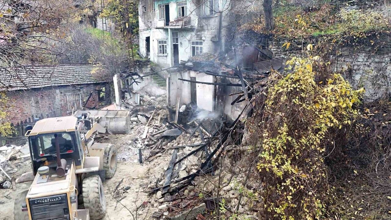 Karabük'te Metruk Binada Yangın Hızla Söndürüldü