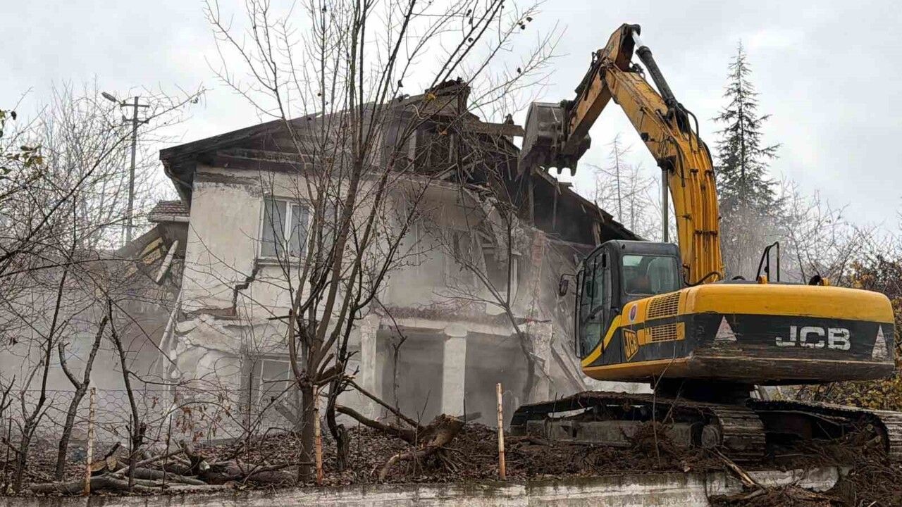 Karabük'te Metruk Binaların Yıkımı Sürüyor